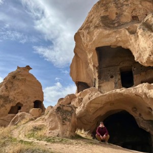 L'église sombre ("Dark Church", "Karanlık Kilise") est l'église rupestre la plus célèbre de Cappadoce.  Elle se trouve à l'intérieur du musée en plein air de Göreme et témoigne de la présence chrétienne au milieu du XIe siècle. Après de nombreuses allées et venues - et bien des péripéties - les peintures ont été restaurées dans les annees 1980. #turkey #cappadocia #göreme
